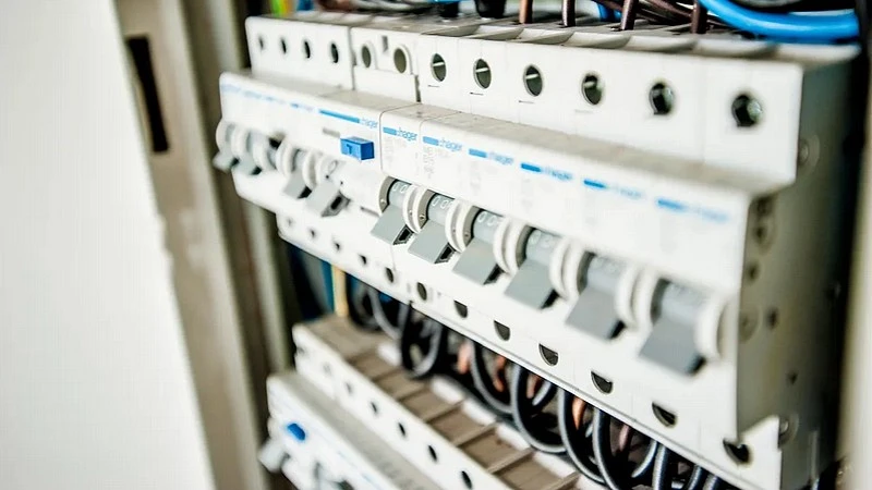 Électricien Bruxelles réalisant mise aux normes RGIE tableau électrique