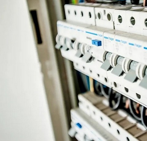 Électricien Bruxelles réalisant mise aux normes RGIE tableau électrique