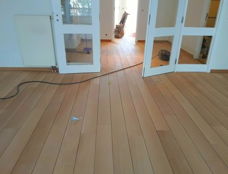 Ponçage d'un parquet massif dans un appartement haute de gamme sur av. Luise à Ixelles