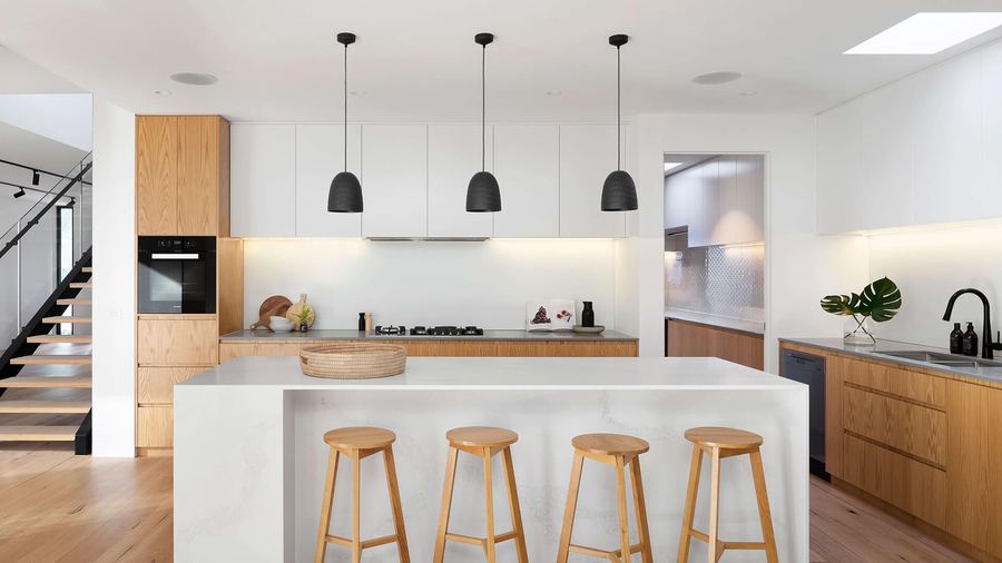Intérieur rénové : cuisine et pièce de vie